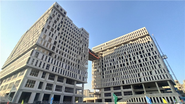 雷火电竞中建一局济南大学工科综合楼项目顺利完成钢结构连廊提升(图1) 雷火电竞中建一局济南大学工科综合楼项目顺利完成钢结构连廊提升(图1)