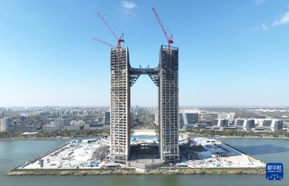 雷火电竞上海:临港新片区西岛金融中心钢结构锥体提升完成(图5) 雷火电竞上海:临港新片区西岛金融中心钢结构锥体提升完成(图5)