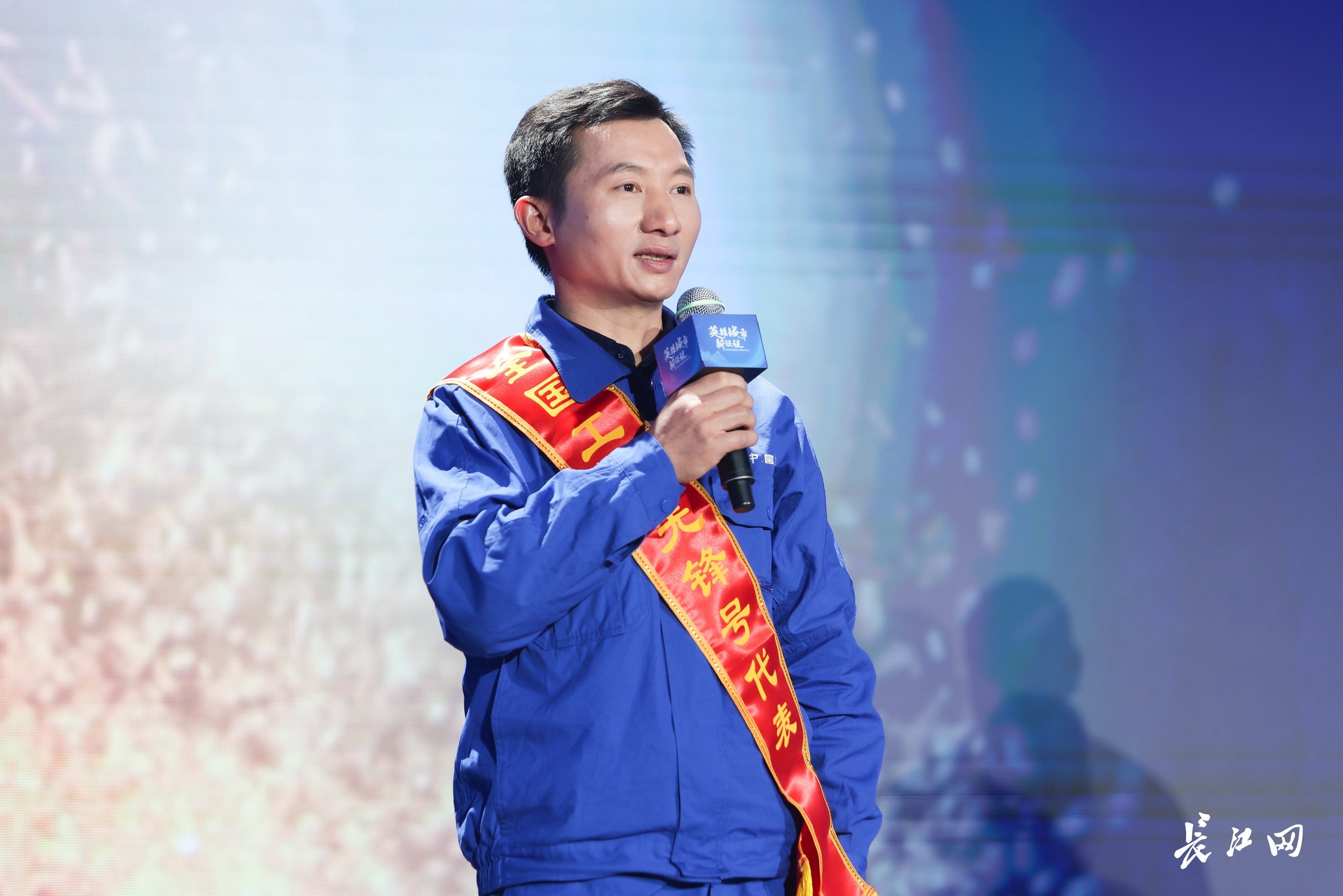 雷火电竞中建钢构武汉有限公司一车间装焊班组:脚踏实地精益求精中挺起新时代的“钢铁脊梁”(图2) 雷火电竞中建钢构武汉有限公司一车间装焊班组:脚踏实地精益求精中挺起新时代的“钢铁脊梁”(图2)