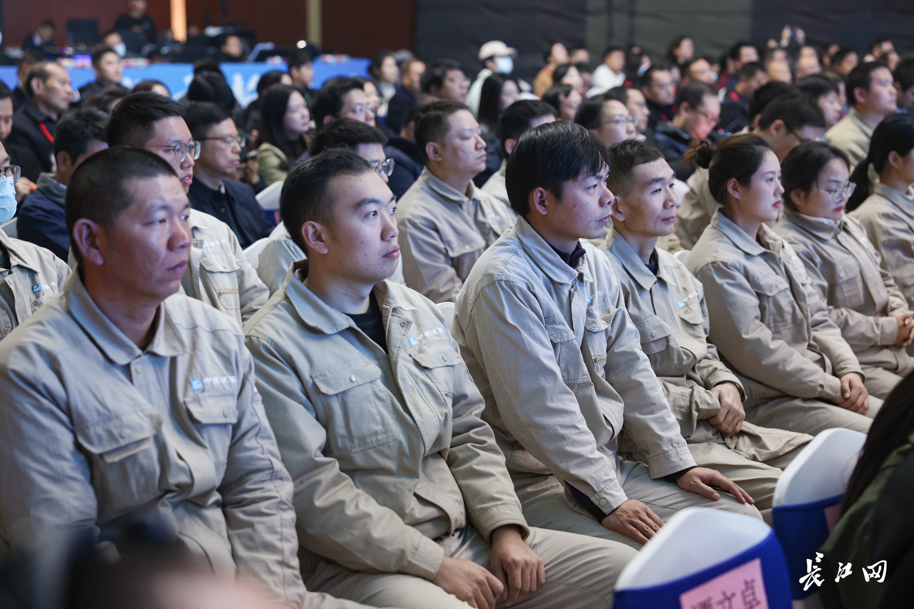 雷火电竞中建钢构武汉有限公司一车间装焊班组:脚踏实地精益求精中挺起新时代的“钢铁脊梁”(图3) 雷火电竞中建钢构武汉有限公司一车间装焊班组:脚踏实地精益求精中挺起新时代的“钢铁脊梁”(图3)