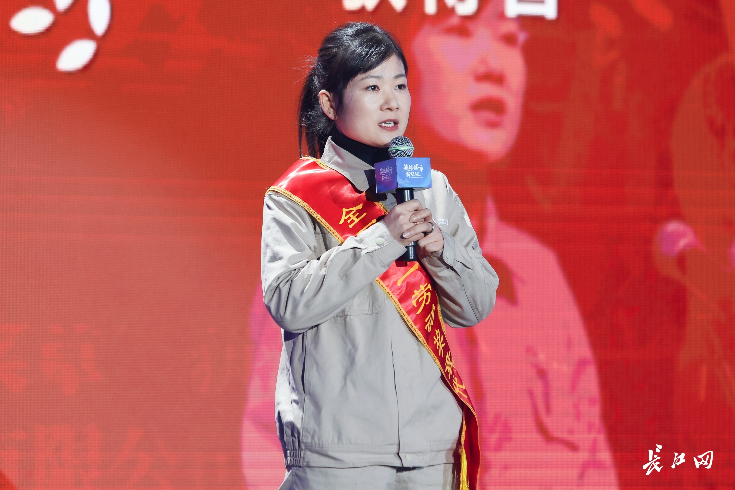 雷火电竞中建钢构武汉有限公司一车间装焊班组:脚踏实地精益求精中挺起新时代的“钢铁脊梁”(图4) 雷火电竞中建钢构武汉有限公司一车间装焊班组:脚踏实地精益求精中挺起新时代的“钢铁脊梁”(图4)