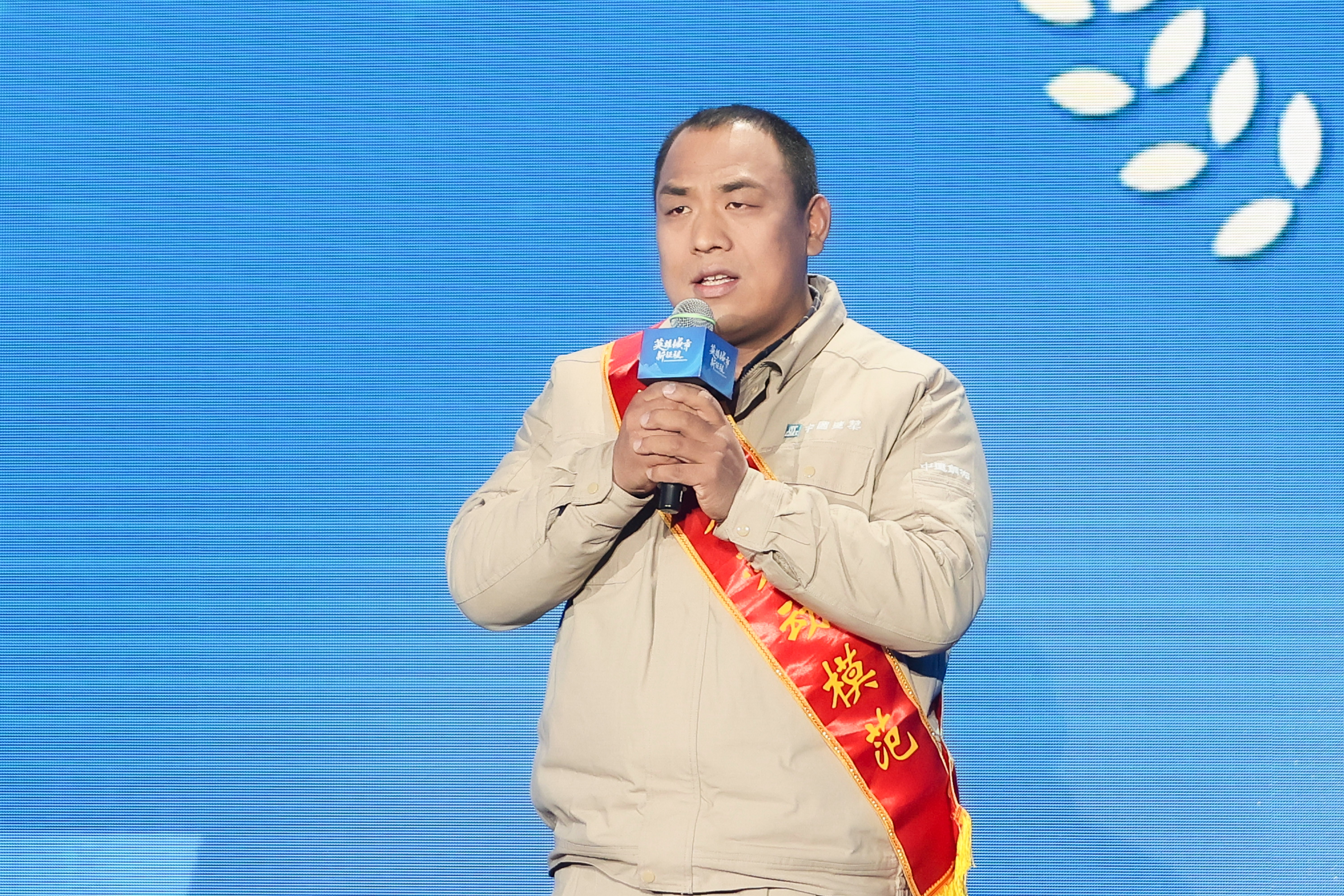 雷火电竞中建钢构武汉有限公司一车间装焊班组:脚踏实地精益求精中挺起新时代的“钢铁脊梁”(图6) 雷火电竞中建钢构武汉有限公司一车间装焊班组:脚踏实地精益求精中挺起新时代的“钢铁脊梁”(图6)
