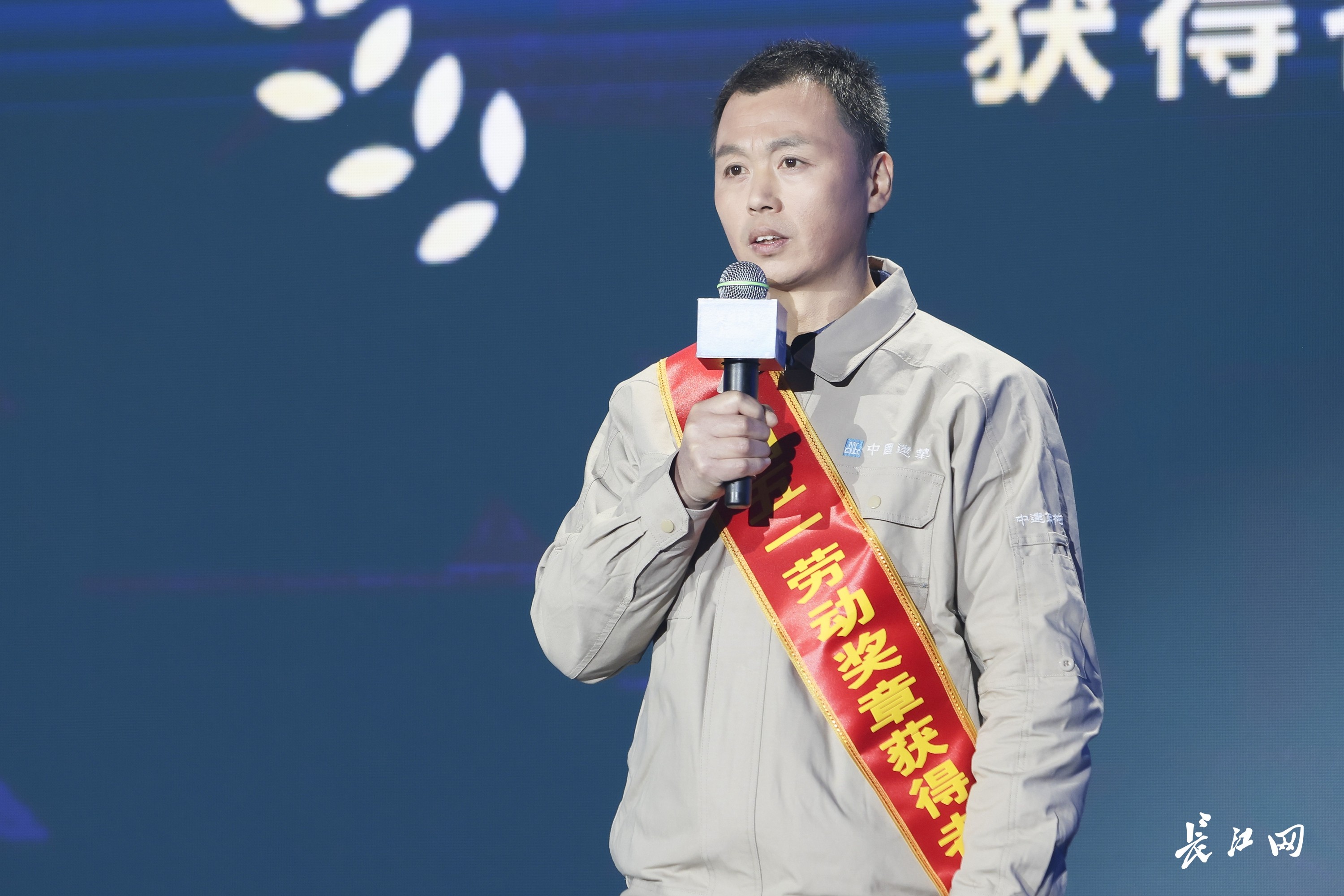 雷火电竞中建钢构武汉有限公司一车间装焊班组:脚踏实地精益求精中挺起新时代的“钢铁脊梁”(图8) 雷火电竞中建钢构武汉有限公司一车间装焊班组:脚踏实地精益求精中挺起新时代的“钢铁脊梁”(图8)