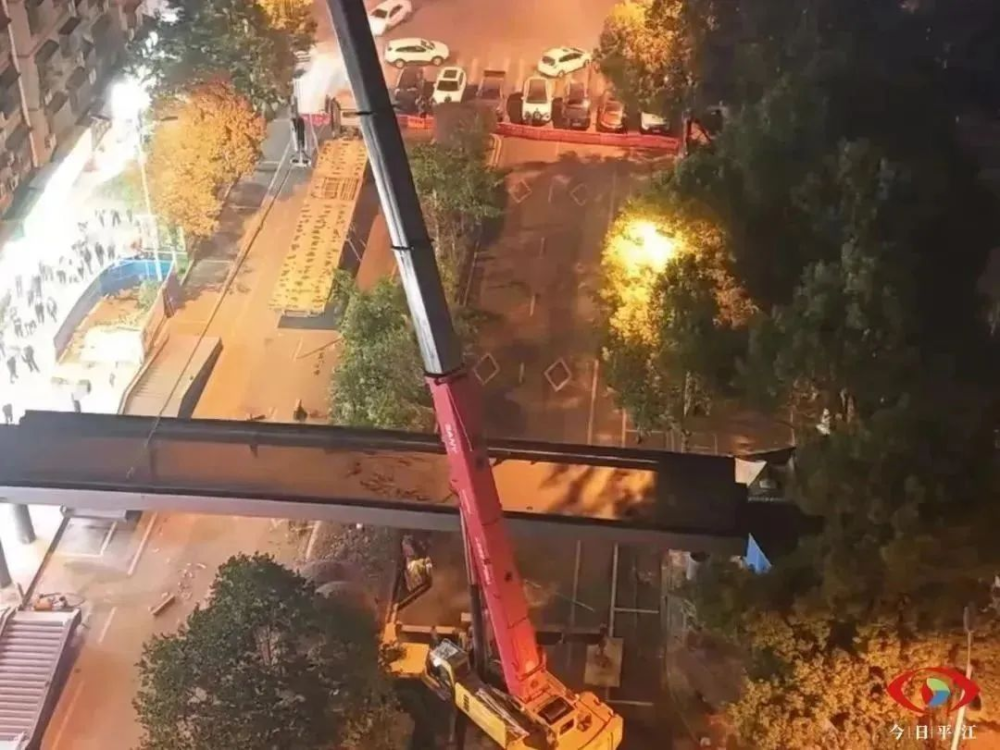 雷火电竞平江一中人行天桥工程桥梁主体钢结构顺利合拢(图2) 雷火电竞平江一中人行天桥工程桥梁主体钢结构顺利合拢(图2)