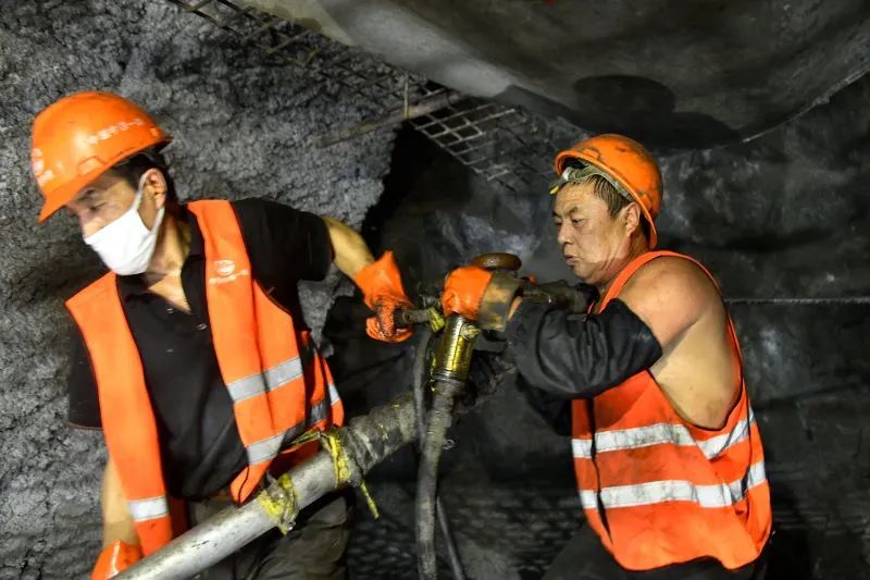 雷火电竞零下42度穿越多个生态景区……他们如何建成最北高寒高铁长隧？(图3)