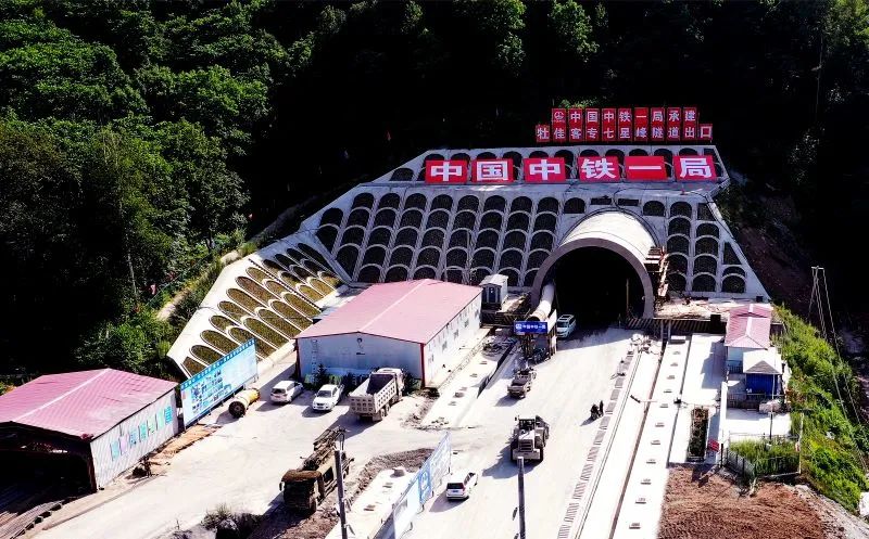 雷火电竞零下42度穿越多个生态景区……他们如何建成最北高寒高铁长隧？(图5)