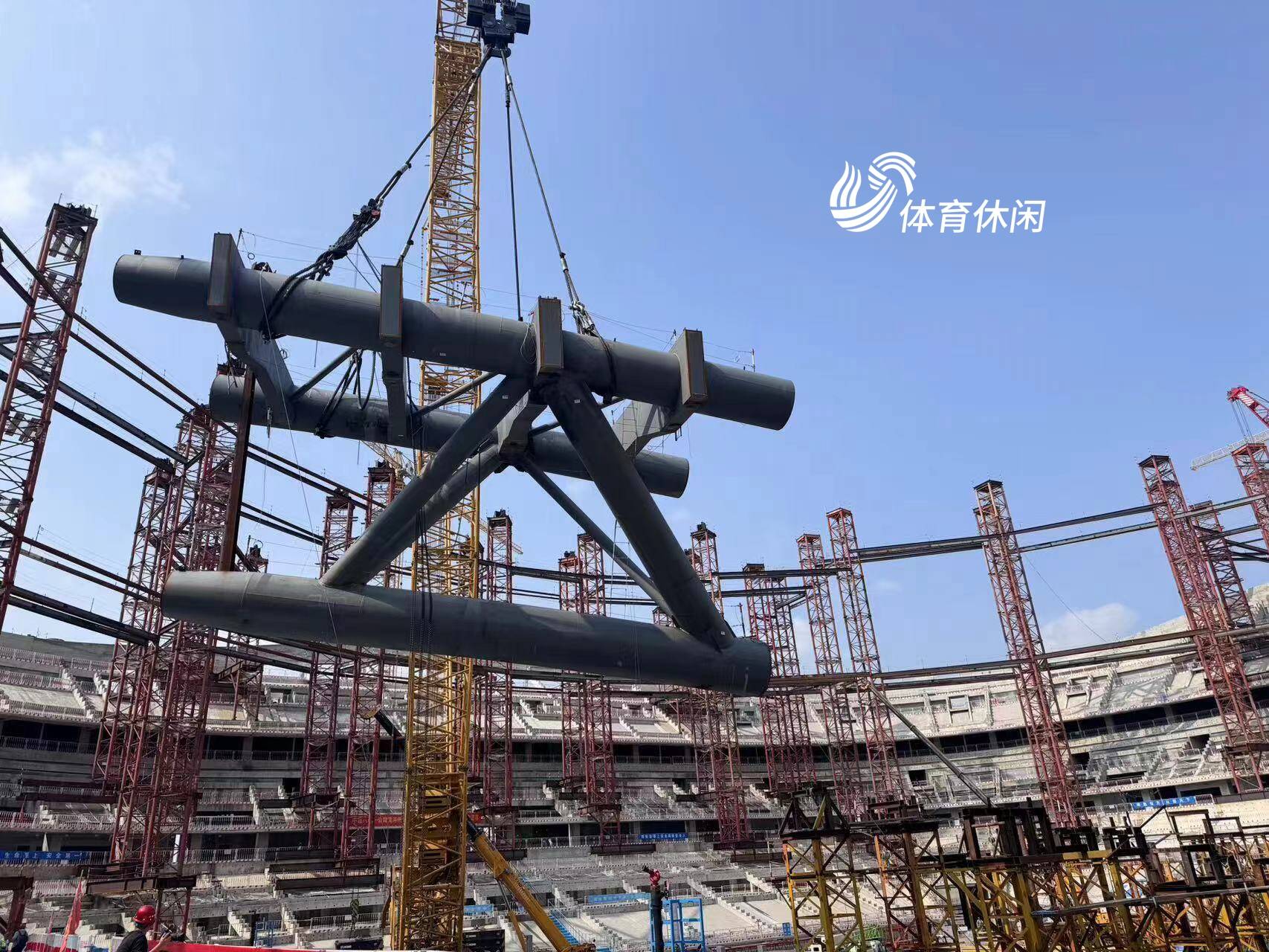雷火电竞济南黄河体育中心专业足球场进入屋盖钢结构施工阶段(图1)